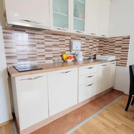 Alacaster G Free Parking *