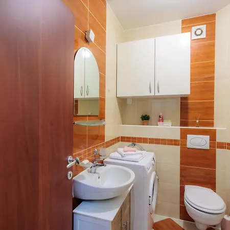 Alacaster G Free Parking *