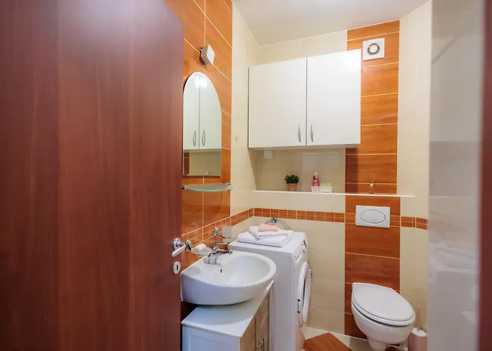 Alacaster G Free Parking *