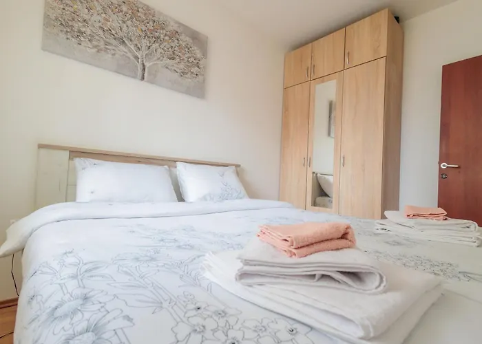 Alacaster G Free Parking