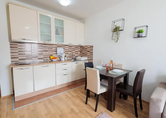 Alacaster G Free Parking شقة *